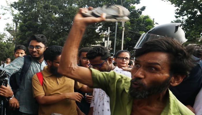 শেখ হাসিনার জন্মদিন উপলক্ষে টিএসসিতে জুতা নিক্ষেপ কর্মসূচি