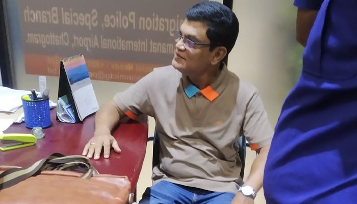  শাহ আমানত বিমানবন্দর থেকে খাতুনগঞ্জের ব্যবসায়ী আটক