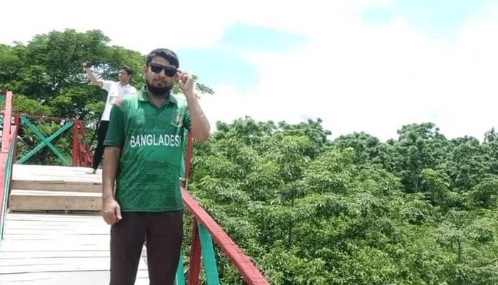 শিক্ষক একজনই, চাকরি করেন দুই প্রতিষ্ঠানে