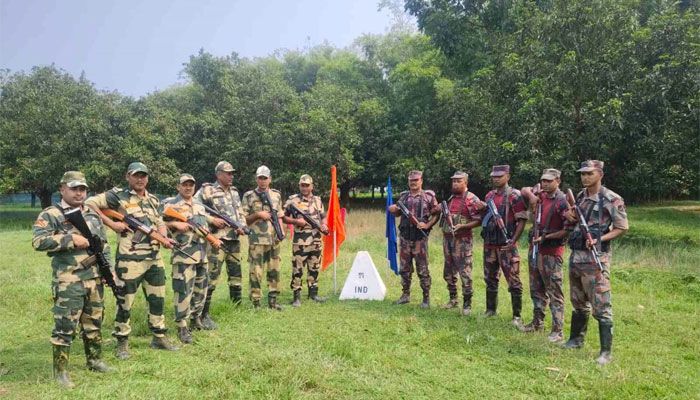 জয়পুরহাটের পাঁচবিবি সীমান্তে বিএসএফ কাঁটাতারের বেড়া দেওয়ার চেষ্টা করলে বিজিবি বাধা দেয়। প্রবা ফটো
