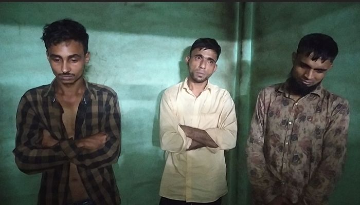 পকেটমার চক্রের তিন সদস্যদের সেনাবাহিনীকে দিল জনতা