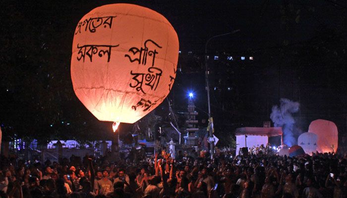 চট্টগ্রামে ফানুস উড়িয়ে প্রবারণা পূর্ণিমায় শান্তি কামনা