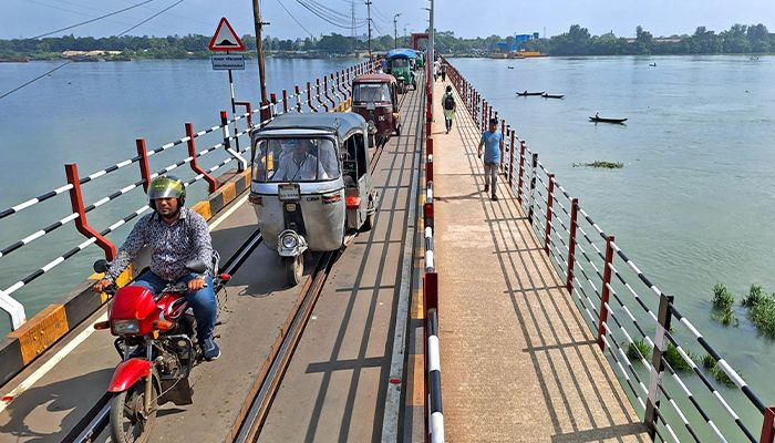 কালুরঘাট সেতুতে যান চলাচল শুরু, তবে যাবে না বাস ট্রাক