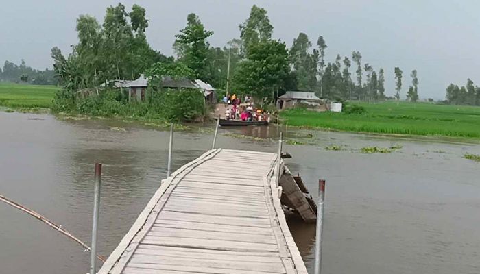 দেবে যাওয়ার পর এবার অর্ধেক ভেঙে গেল