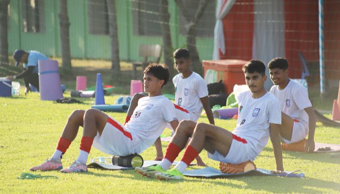 শুক্রবার ম্যাকাওয়ের বিপক্ষে ম্যাচ সামনে রেখে বৃহস্পতিবার অনুশীলন করে বাংলাদেশ দল। ছবি : বাফুফে
