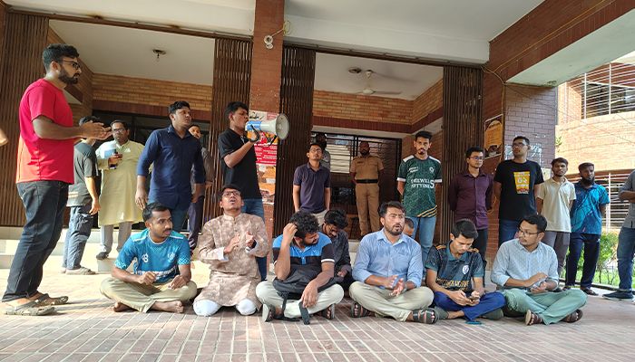 লেজুড়বৃত্তিক ছাত্ররাজনীতি চায় না জাবি শিক্ষার্থীরা