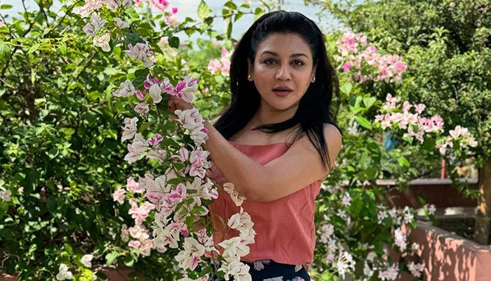 ‘হাজারো ফুলের মাঝে এক মুগ্ধতার ফুল’