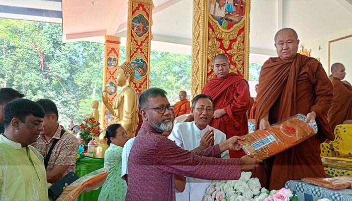 ঘরোয়া পরিবেশে প্রবারণা পূর্ণিমা উদযাপন