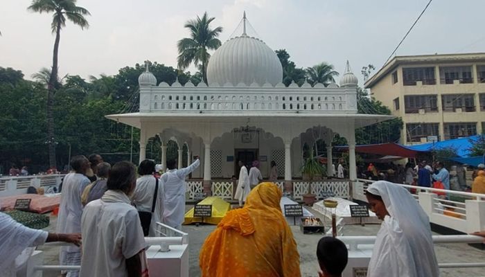 সহজ মানুষের মিলন মেলা ছেঁউড়িয়ার লালন আখড়ায় 