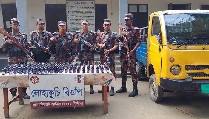 সীমান্তে ২৯৫ বোতল ফেনসিডিলসহ পিকআপ ভ্যান আটক 