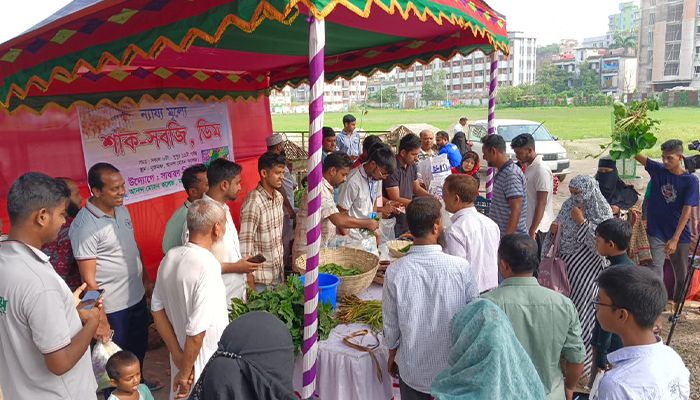 শিক্ষার্থীদের ন্যায্যমূল্যে শাকসবজি বিক্রি