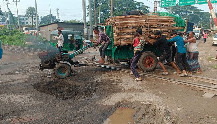 ধাক্কায় পার করতে হয় যানবাহন