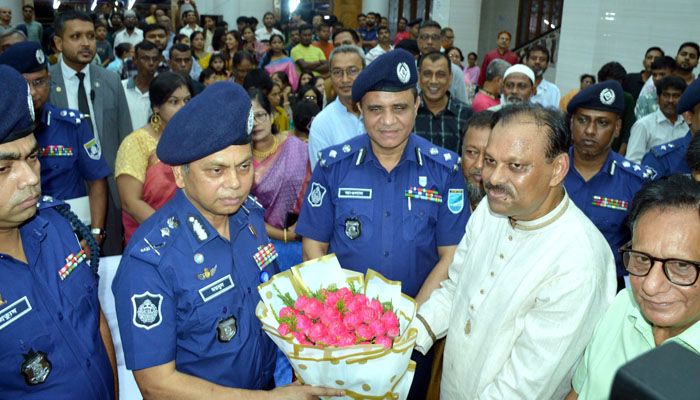 নারায়ণগঞ্জে পূজামণ্ডপ পরিদর্শন করেছেন আইজিপি 