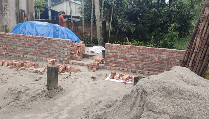 খাস জমিতে কার্যালয় নির্মাণের অভিযোগ