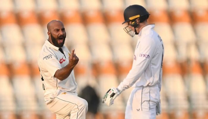 চালকের আসনে পাকিস্তান