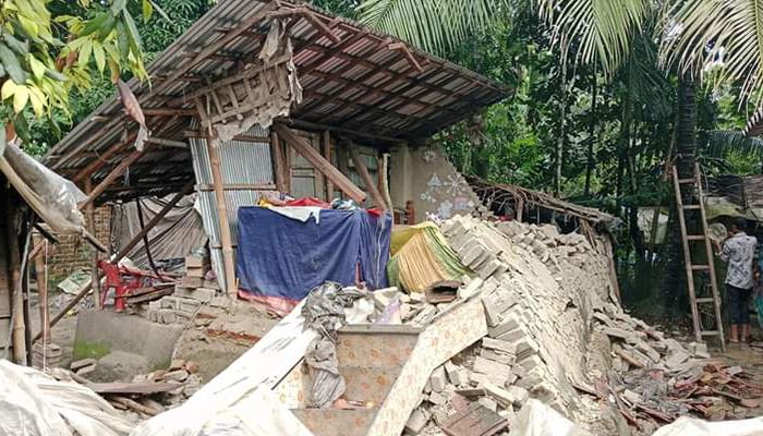 পরিবার নিয়ে খোলা আকাশের নিচে বসবাস