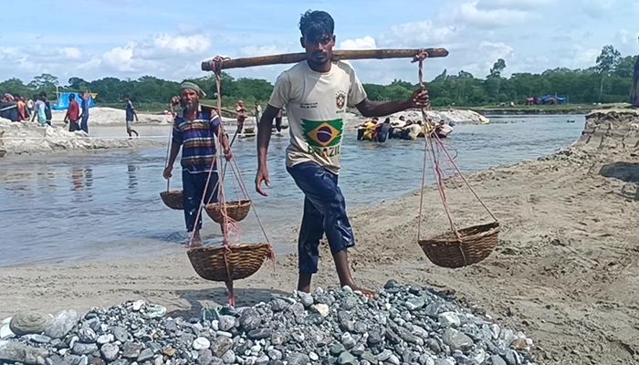 পাথর উত্তোলনে হুমকিতে ডাহুক নদ 