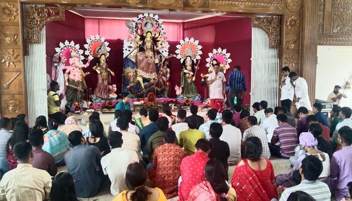 মহাসপ্তমীতে রাজধানীর পূজামণ্ডপে বেড়েছে ভক্তদের ভিড়