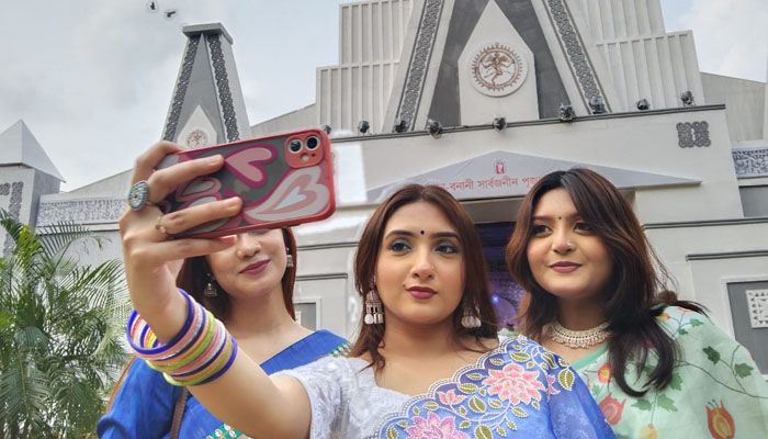 মহাসপ্তমীতে রাজধানীর পূজামণ্ডপে বেড়েছে ভক্তদের ভিড়