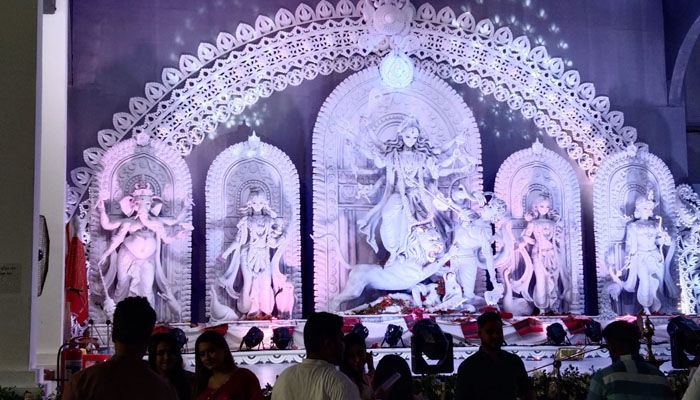 মহাসপ্তমীতে রাজধানীর পূজামণ্ডপে বেড়েছে ভক্তদের ভিড়