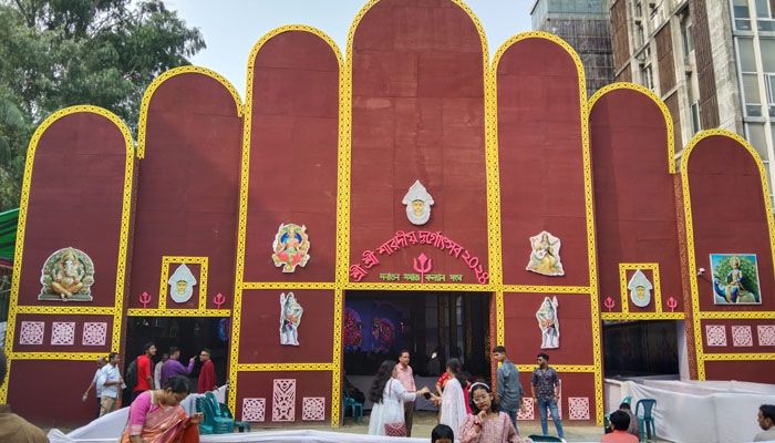মহাসপ্তমীতে রাজধানীর পূজামণ্ডপে বেড়েছে ভক্তদের ভিড়