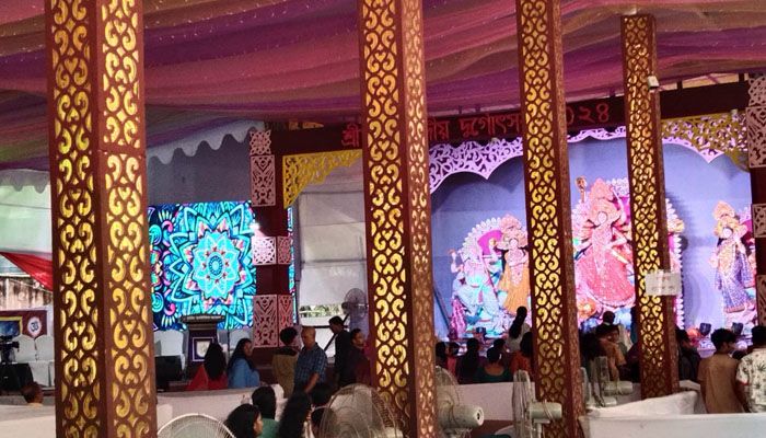 মহাসপ্তমীতে রাজধানীর পূজামণ্ডপে বেড়েছে ভক্তদের ভিড়