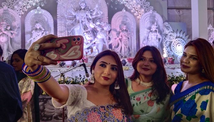 মহাসপ্তমীতে রাজধানীর পূজামণ্ডপে বেড়েছে ভক্তদের ভিড়