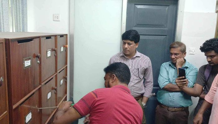 শিক্ষকের লকার থেকে পরীক্ষার নথিপত্র উদ্ধার