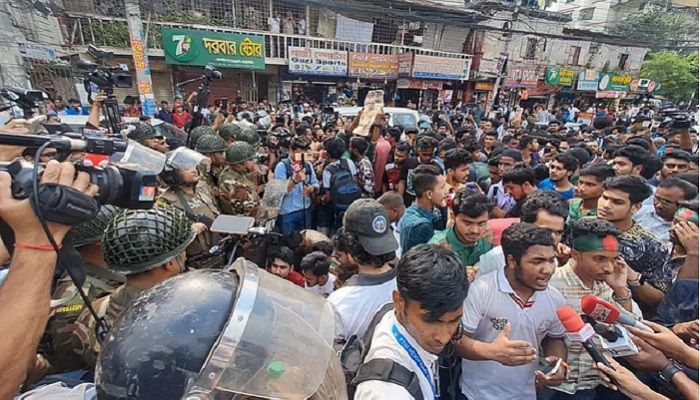 সাকিব ইস্যুতে মিরপুরে দুই পক্ষের হাতাহাতি
