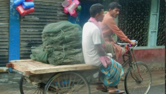 নিষিদ্ধ চায়না জালে অবাধে মাছ শিকার
