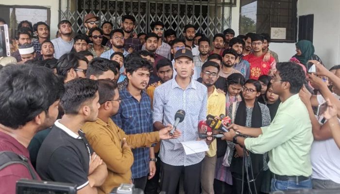 আট দাবিতে প্রশাসনিক ও একাডেমিক ভবনে তালা দিয়েছেন শিক্ষার্থীরা