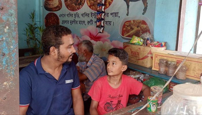 ইশারায় বুঝে নেয় ক্রেতার মনের ভাষা