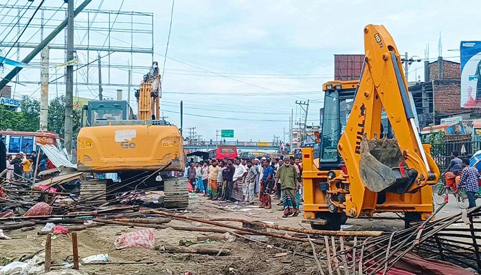 ত্রিশালে সওজের অবৈধ স্থাপনা উচ্ছেদ