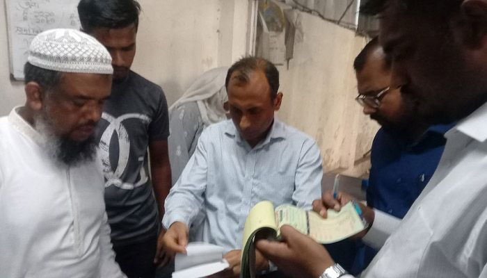 বেশি দামে ডিম বিক্রি, চট্টগ্রামে তিন প্রতিষ্ঠানকে জরিমানা