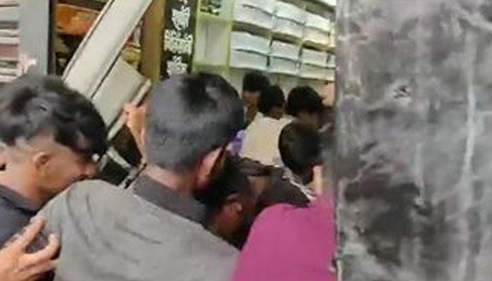 অফার বাস্তবায়ন না হওয়ায় বিরিয়ানি হাউসের শাটার খুলে নিল গ্রাহকরা