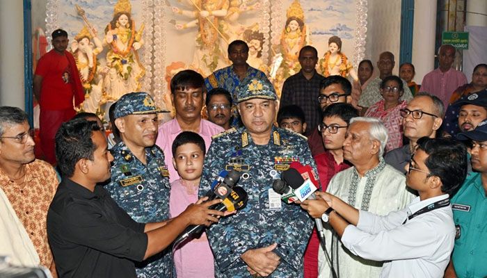 দুর্গাপূজার নিরাপত্তা ব্যবস্থা পর্যবেক্ষণ করেছেন ভারপ্রাপ্ত নৌবাহিনী প্রধান