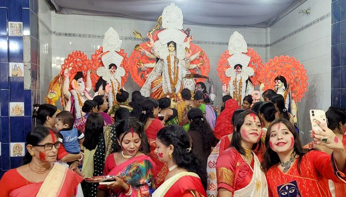বগুড়ায় দেবীর বিদায়ের আগে চলছে সিঁদুর খেলা