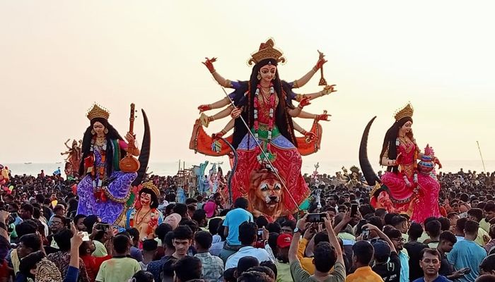 কক্সবাজার সৈকতে প্রতিমা বিসর্জনে মানুষের ঢল