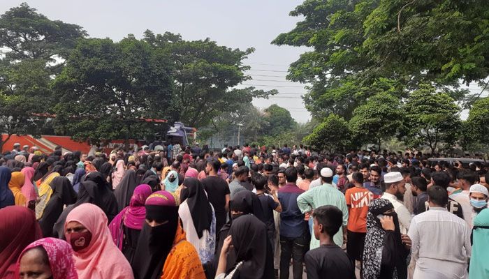 ২১ দফা দাবিতে শ্রমিকদের ঢাকা-চট্টগ্রাম মহাসড়ক অবরোধ