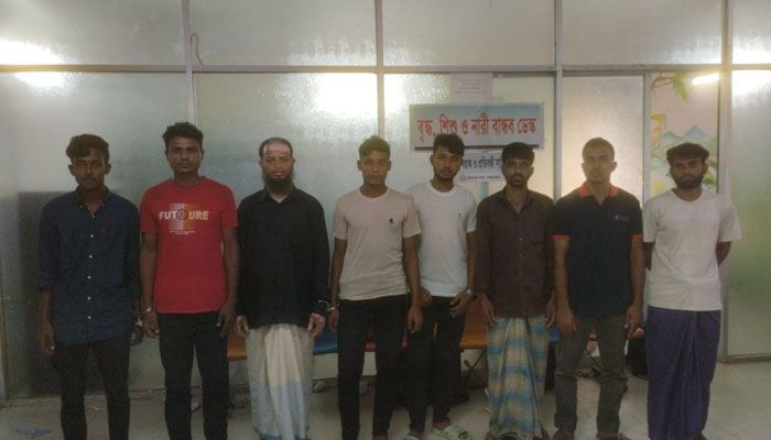 টেকনাফ থেকে মালয়েশিয়াগামী রোহিঙ্গাসহ উদ্ধার ২০, ৩ দালাল আটক