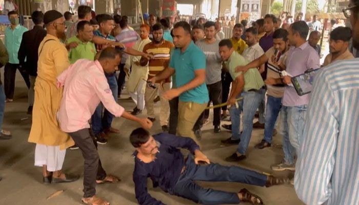 ৭ মার্চ-১৫ আগস্ট দিবস বাতিলের প্রতিবাদ বিক্ষোভে হামলা, মারধর