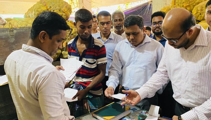 নোয়াখালীতে বাজার মনিটরিংয়ে ডিসি, সিন্ডিকেট ভাঙতে হুঁশিয়ারি