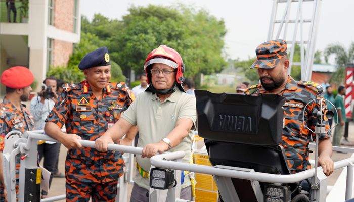 ফায়ার সার্ভিসকে ১১টি স্পেশাল লেডারের গাড়ি দিয়েছে দুর্যোগ মন্ত্রণালয়
