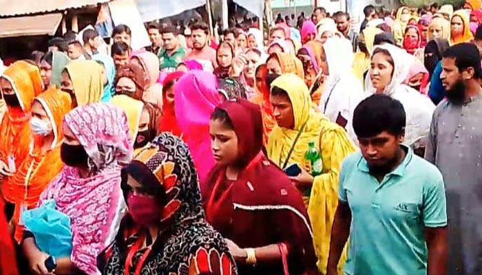 নবীনগর-চন্দ্রা মহাসড়ক অবরোধ করে শ্রমিকদের বিক্ষোভ