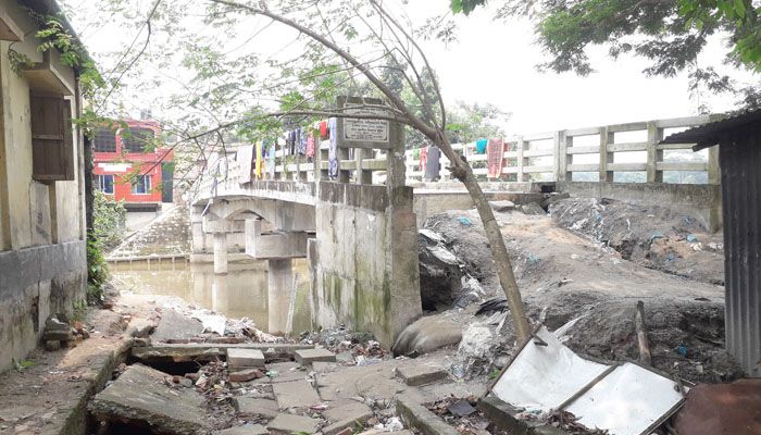 সংযোগ সড়ক ছাড়াই সেতু, ঝুঁকিতে সাধারণ মানুষ