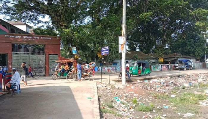 বিদ্যালয়ের পাশেই ময়লার ভাগাড় 