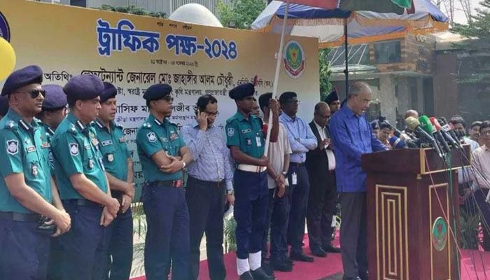ঢাকায় ট্রাফিক নিয়ন্ত্রণে সম্মানীসহ যুক্ত হলো ৩০০ শিক্ষার্থী : স্বরাষ্ট্র উপদেষ্টা