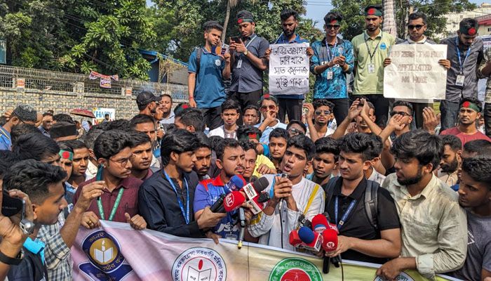 তিন দফা দাবিতে সাইন্সল্যাব মোড় অবরোধ করেছে সাত কলেজের শিক্ষার্থীরা