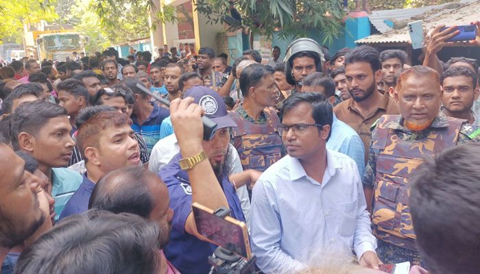 ম্যাজিস্ট্রেটের পথ আটকে ইটভাটা ভাঙতে অনুরোধ 