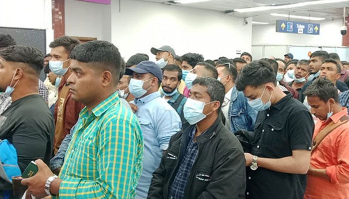লিবিয়া থেকে দেশে ফিরলেন ১৫৭ বাংলাদেশি